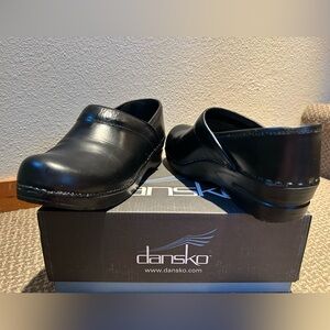 Dansko Women’s Prof. Cabrio Black Leather Clogs Sz 39 **Fits like a 38** New.